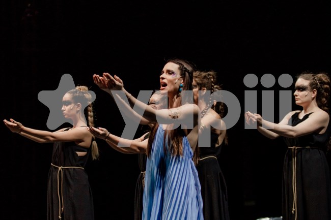 Ιζαμπέλλα Φούλοπ | Από τη "Γη της Ελιάς" στο Εθνικό Θέατρο της Ουγγαρίας