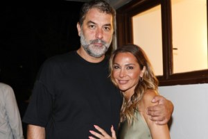 Ο Βασίλης Μπισμπίκης εύχεται στη Δέσποινα Βανδή, κρατώντας της το χέρι | Δείτε τη φωτογραφία